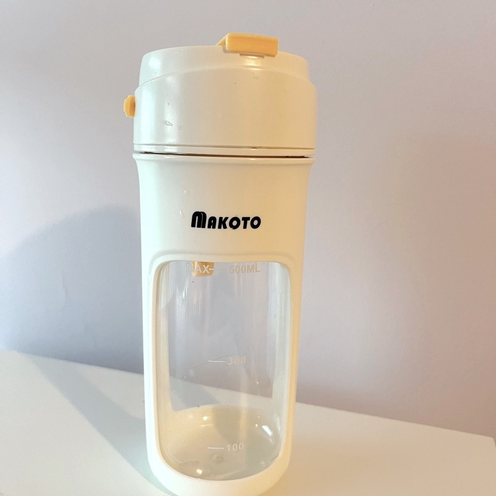 Light weight White and Yellow Water Bottle juicer